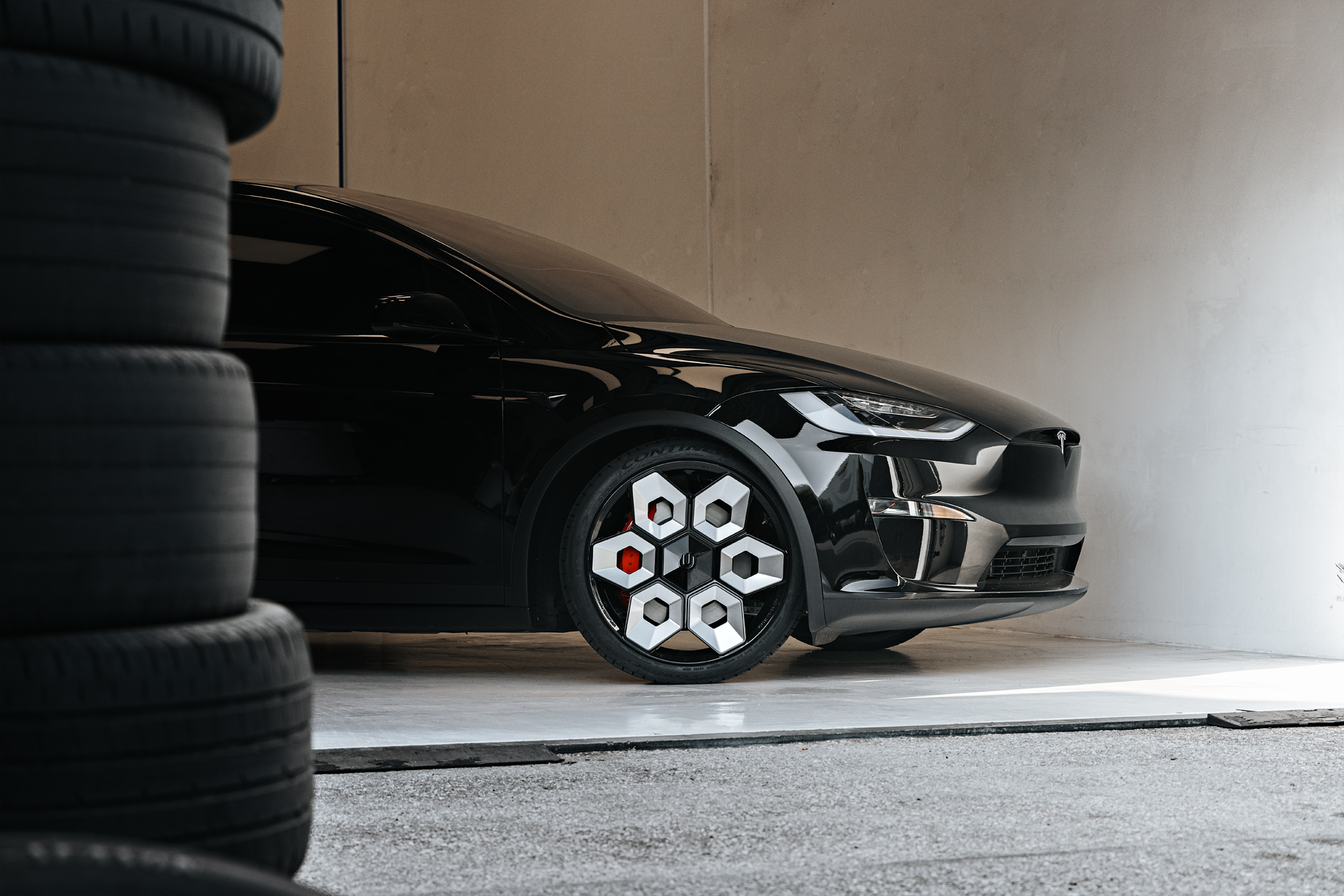 Black Tesla Model X on CYBRHEX Wheels in Gloss Black and Machined