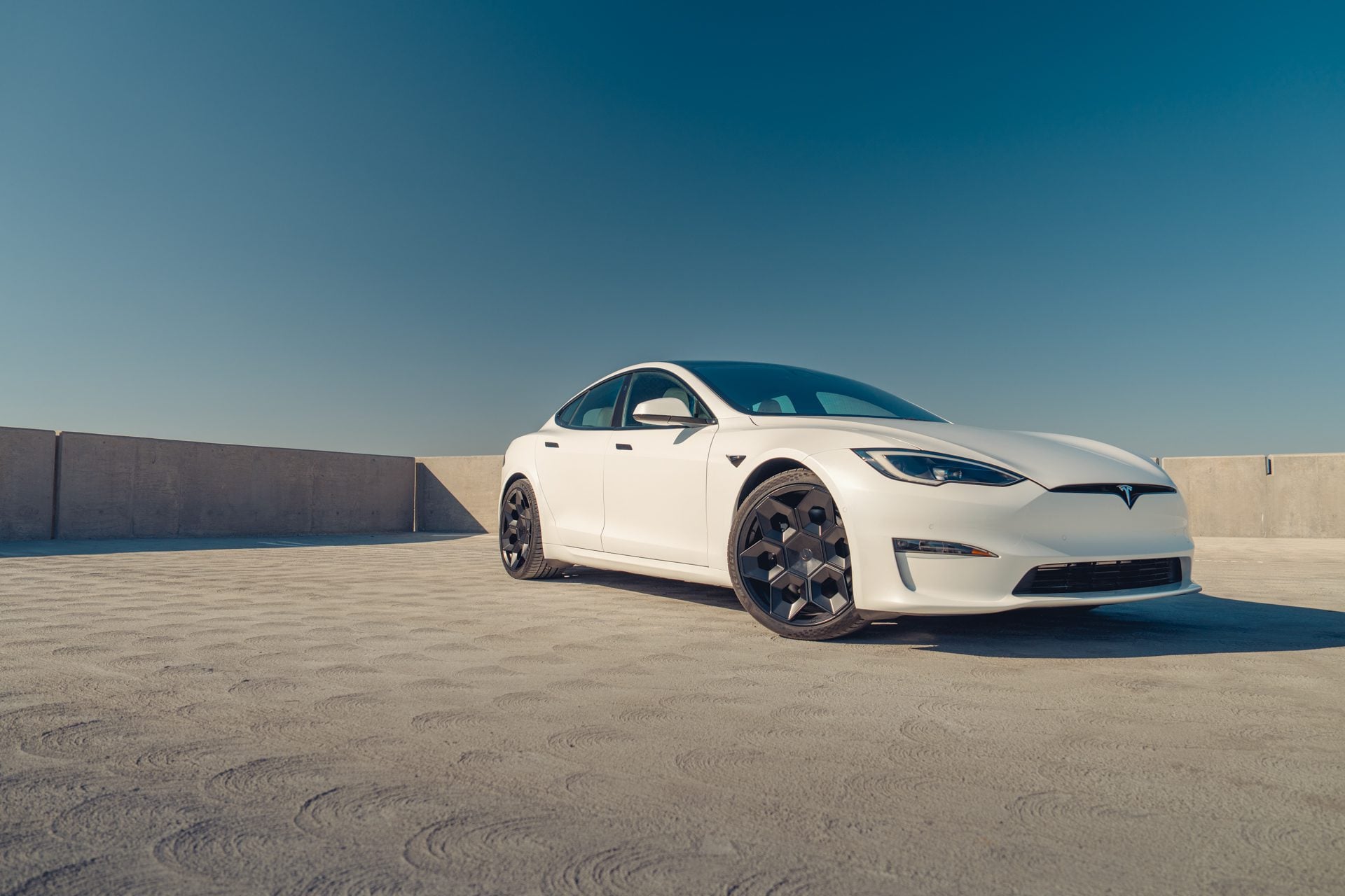 White Tesla Model S Plaid – CYBRHEX Forged Wheels In Satin Black